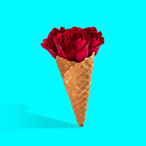 Collage de arte contemporáneo, diseño moderno. Humor veraniego. Helado lleno de hermosas rosas rojas sobre fondo azul claro. —  Fotos de Stock