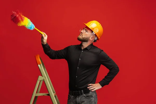 Kırmızı stüdyo arka planında profesyonel ekipmanı olan komik sakallı adam, inşaatçı, tasarımcı ya da mimar portresi. — Stok fotoğraf