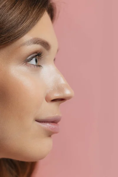 Faccia femminile da primo piano. Vista laterale. Belle ciglia e sopracciglia. Concetto di bellezza naturale, cosmetici, trattamento anti età, benessere — Foto Stock