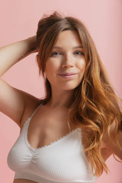 Närbild porträtt av ung vacker rödhårig kvinna utan makeup isolerad över ljus studio bakgrund. Naturligt skönhetsbegrepp. — Stockfoto