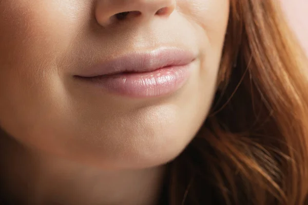 Close-up lábios femininos com maquiagem nua. Conceito de beleza natural, cosméticos, tratamento anti idade, bem-estar — Fotografia de Stock