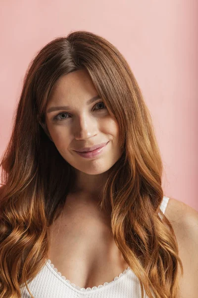 Retrato de cerca de una joven hermosa mujer pelirroja sin maquillaje aislado sobre el fondo del estudio de luz. Concepto de belleza natural. — Foto de Stock