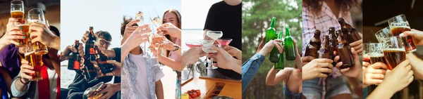 Collage de jeunes, d'amis se réunissant au bar, au pub ou à l'extérieur. Modèles masculin et féminin s'amuser, boire des bières et rire. — Photo