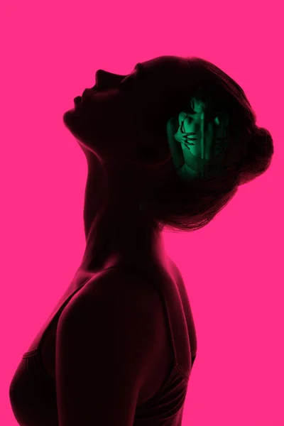 Концептуальное изображение с силуэтом молодой девушки и картины в ее голове с секретами подсознания, человеческим микрокосмосом. Озил работает. — стоковое фото