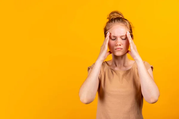 Retrato de meia-duração de menina romântica jovem isolado no fundo do estúdio amarelo. Conceito de emoções humanas, expressão facial, juventude, vendas, anúncio. — Fotografia de Stock