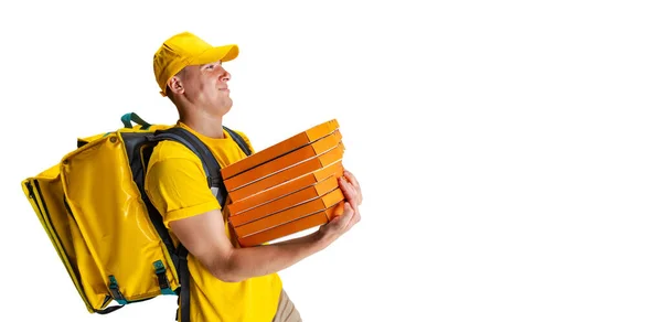 Volante con joven repartidor en uniforme amarillo entregar orden de pizza al cliente. personalizado aislado sobre fondo blanco. Concepto de conveniencia, velocidad, comodidad, seguridad, servicio. — Foto de Stock