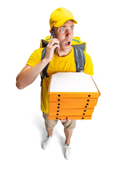 El retrato del repartidor con uniforme amarillo entrega el pedido de pizza al cliente. personalizado aislado sobre fondo blanco. Concepto de conveniencia, velocidad, comodidad, seguridad, servicio. — Foto de Stock