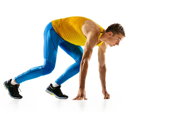 백인 남자 프로 운동 선수, 백인 스튜디오 배경에서 고립된 달리기 선수. 근육, 운동적 인 남자. 행동, 움직임, 젊음, 건강 한 생활 방식의 개념. 광고를 위한 복사 공간. — 스톡 사진