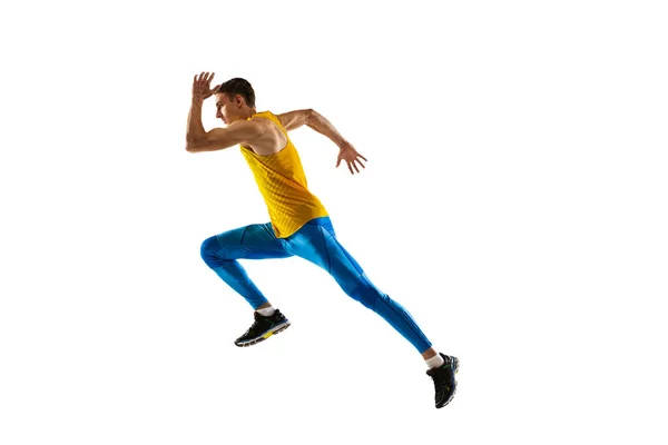 Профіль на вигляд кавказького професійного спортсмена, тренування бігунів ізольоване на білому студійному фоні. Поняття дії, руху, молодості, здорового способу життя. — стокове фото