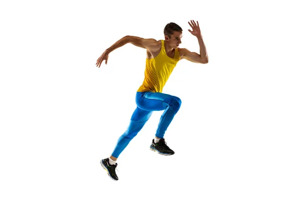 Athlète masculin professionnel caucasien, entraînement de coureur isolé sur fond de studio blanc. Homme musclé et sportif. Concept d'action, mouvement, jeunesse, mode de vie sain. — Photo