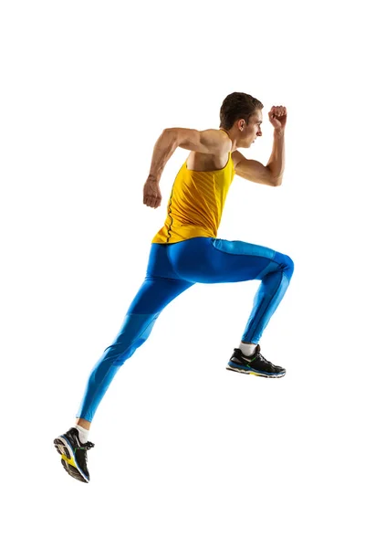 백인 스튜디오 배경에 고립된 달리기 선수인 백인 남자 프로 운동 선수의 뒷모습. 근육, 운동적 인 남자. 행동, 운동, 젊음, 건강 한 생활 방식에 대한 개념. — 스톡 사진
