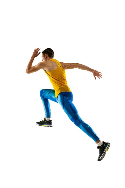 Vista posteriore di atleta maschio professionista caucasico, allenamento corridore isolato su sfondo bianco studio. Muscoloso, sportivo. Concetto di azione, movimento, gioventù, stile di vita sano. — Foto Stock