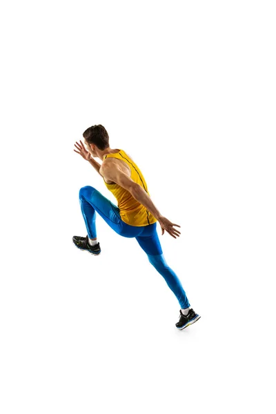 백인 남자 프로 운동 선수, 백인 스튜디오 배경에서 고립된 달리기 선수. 근육, 운동적 인 남자. 행동, 운동, 젊음, 건강 한 생활 방식에 대한 개념. — 스톡 사진