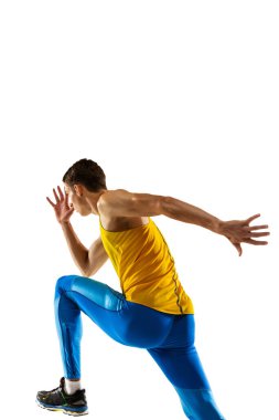 Kafkas profesyonel erkek atlet, atlet eğitimi beyaz stüdyo arka planında izole edilmiş. Kaslı, sportif bir adam. Eylem kavramı, hareket, gençlik, sağlıklı yaşam tarzı.