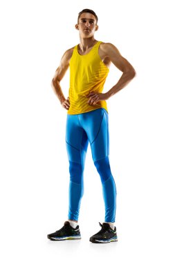 Beyaz stüdyo arka planında izole edilmiş spor üniformalı beyaz profesyonel erkek sporcunun portresi. Kaslı, sportif bir adam. Eylem kavramı, hareket, gençlik, sağlıklı yaşam tarzı.