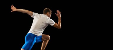 Kas yığını, sporcu, erkek sporcu, atletizm eğitimi almış, sahne ışıklarıyla izole edilmiş. Eylem kavramı, hareket, gençlik, sağlıklı yaşam tarzı.