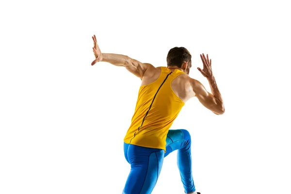 Atleta masculino profesional caucásico, entrenamiento de corredor aislado en fondo de estudio blanco. Hombre musculoso y deportivo. Concepto de acción, movimiento, juventud, estilo de vida saludable. — Foto de Stock