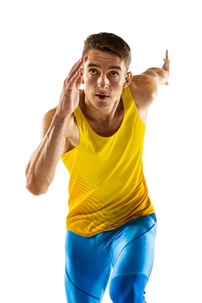 Close-up atleta masculino profissional caucasiano, treinamento corredor isolado em fundo estúdio branco. Conceito de ação, movimento, juventude, estilo de vida saudável. — Fotografia de Stock