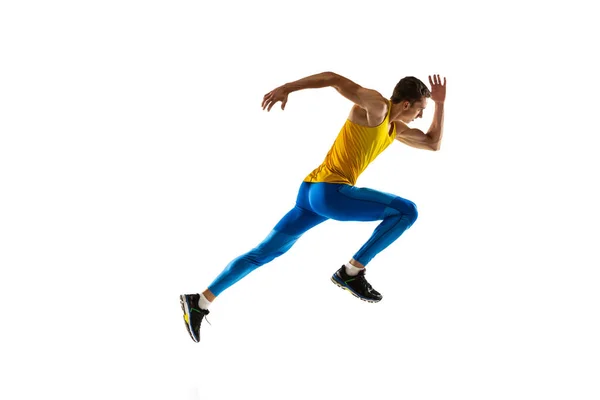 Atleta masculino profesional caucásico, entrenamiento de corredor aislado en fondo de estudio blanco. Hombre musculoso y deportivo. Concepto de acción, movimiento, juventud, estilo de vida saludable. —  Fotos de Stock