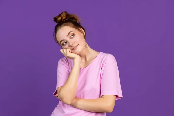 Retrato de meia-comprimento de menina bonita jovem isolado em roxo, cor lilás estúdio fundo. Conceito de emoções humanas, expressão facial, beleza natural, juventude — Fotografia de Stock