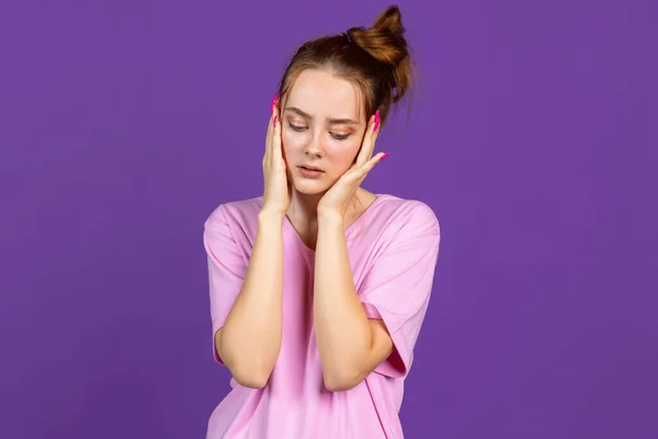 Retrato de meia-comprimento de menina bonita jovem isolado em roxo, cor lilás estúdio fundo. Conceito de emoções humanas, expressão facial, beleza natural, juventude — Fotografia de Stock