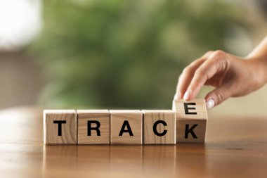 Dişi el, tahta küpleri, blokları dönüştürüyor ve kelimenin anlamını değiştiriyor. İnsan hakları, eğitim, sosyal konular, zihinsel sağlık, eğitim ve kişisel gelişim hakkındaki kavramsal imaj.