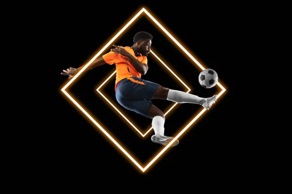 Abstrakcyjne projektowanie, koncepcja sportu, działania, ruch w sporcie. Młody afrykański futbol, piłkarz w neonowym świetle na czarnym tle — Zdjęcie stockowe