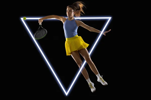 Молода тенісистка в дії на чорному тлі з люмінесцентним трикутником. Абстрактне бажання, концепція активного способу життя, краса, рух у спорті — стокове фото