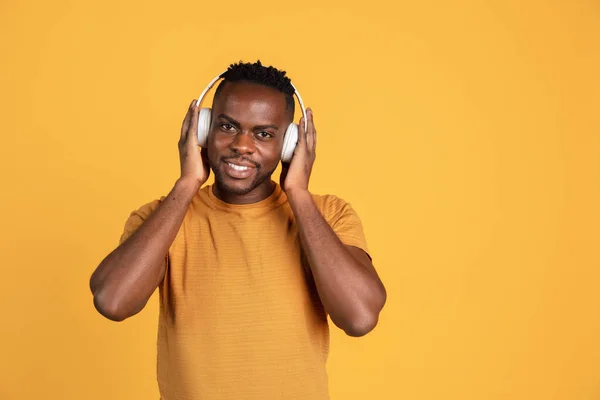 Retrato de un joven africano con ropa casual aislado sobre fondo de estudio de color amarillo. Concepto de emociones humanas, expresión facial, juventud, sentimientos, ad. —  Fotos de Stock