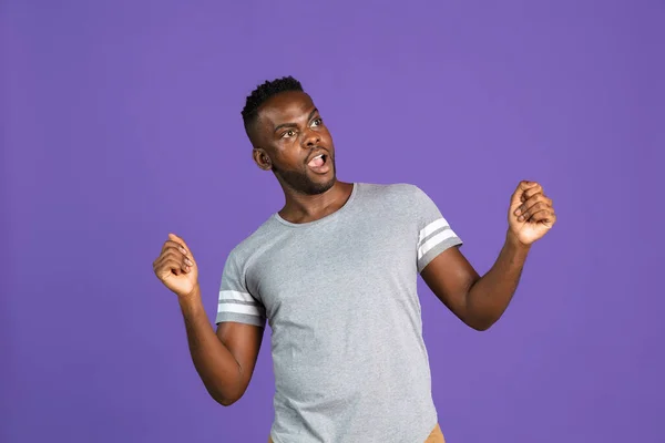 Retrato de jóvenes afroamericanos sobre fondo de estudio de color púrpura. Concepto de emociones humanas, expresión facial, juventud, sentimientos, ad. —  Fotos de Stock