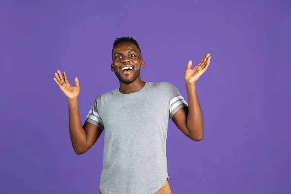 Retrato de jóvenes afroamericanos sobre fondo de estudio de color púrpura. Concepto de emociones humanas, expresión facial, juventud, sentimientos, ad. —  Fotos de Stock