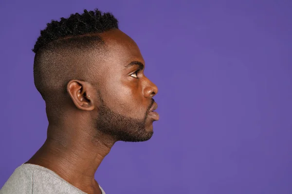 Vista lateral. Retrato de jovens afro-americanos em fundo de estúdio de cor roxa. Conceito de emoções humanas, expressão facial, juventude, sentimentos, ad. — Fotografia de Stock