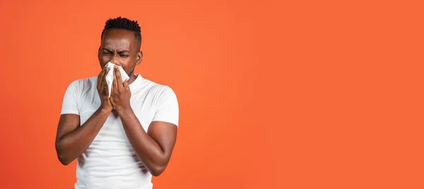 Retrato de un joven africano con ropa casual aislado sobre fondo de estudio de color rojo. Concepto de emociones humanas, expresión facial, juventud, sentimientos, ad. —  Fotos de Stock