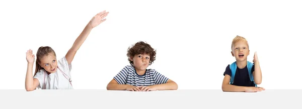 Collage de retratos de niños pequeños y felices, colegialas y niños aislados sobre fondo blanco del estudio. Emociones humanas, expresión facial, concepto de vuelta a la escuela. —  Fotos de Stock