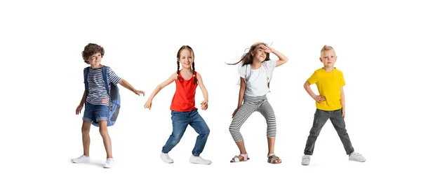 Collage horizontal hecho de retratos de pequeños niños felices corriendo aislados sobre fondo de estudio blanco. Emociones humanas, concepto de expresión facial — Foto de Stock