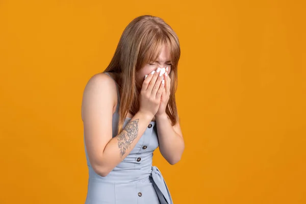 Retrato de una joven caucásica con ropa casual aislada sobre fondo de estudio de color amarillo. Concepto de emociones humanas, expresión facial, juventud, sentimientos, ad. —  Fotos de Stock