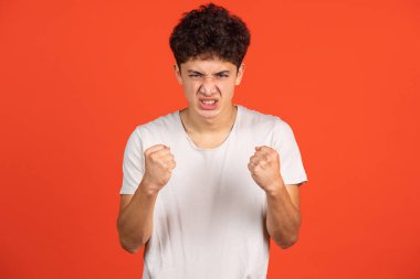 Asyalı adam portresi kırmızı stüdyo arka planında izole edilmiş ve reklam için kopyalanmış. İnsan duyguları, moda, güzellik, gençlik kavramı