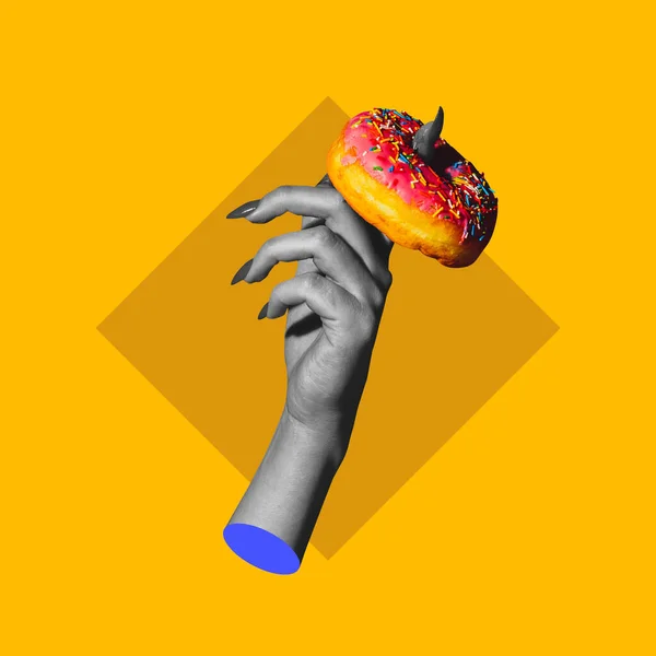 当代现代流行艺术风格的艺术拼贴。与釉面甜甜圈手隔离在紫色背景与彩色空间的广告，对比 — 图库照片