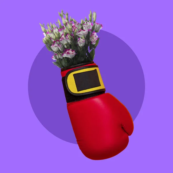 Ponche leve. Luva de boxe vermelho grande com ramo de flores contra fundo roxo. Espaço negativo. Design moderno. Colagem de arte contemporânea. — Fotografia de Stock