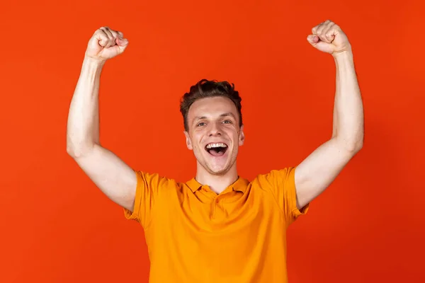 Portrait de jeune homme caucasien isolé sur fond studio couleur orange. Concept d'émotion humaine, expressions faciales, jeunesse, sentiments, publicité. — Photo