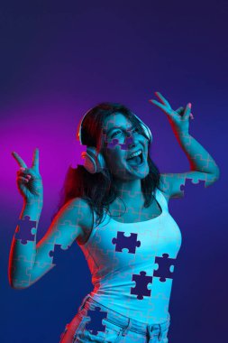 Bulmacanın parçalarından yapılmış genç bir kadının portresinin olduğu kavramsal görüntü. Bir insanın kafasındaki duygusal kaos. Çağdaş sanat kolajı