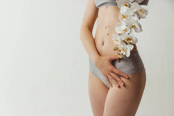 Schöner Körper einer jungen kaukasischen Frau isoliert auf grauem Studiohintergrund. Natürliches Schönheitskonzept — Stockfoto