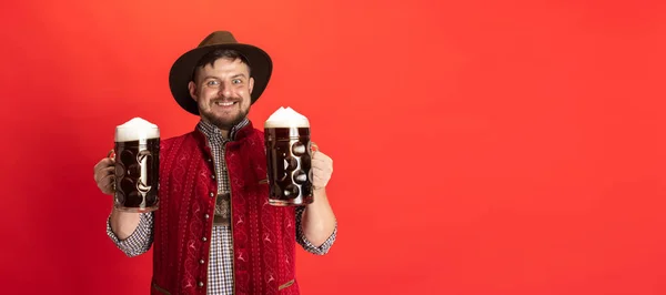 Hombre Sonriente Vestido Con Traje Tradicional Austriaco Bávaro Sosteniendo Dos —  Fotos de Stock