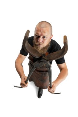 Sakallı, kel bir adamın yüksek açılı görüntüsü, deri önlük giyen demirci ya da beyaz stüdyo arka planında izole edilmiş üniforma. Çalışma anlayışı, geçmişe dönük meslekler, güç, güzellik, mizah