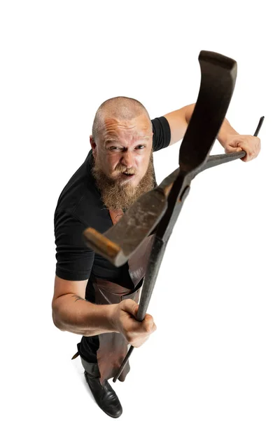 Vue en angle élevé de l'homme chauve barbu, forgeron portant tablier en cuir ou uniforme isolé sur fond de studio blanc. Concept de travail, professions rétro, pouvoir, beauté, humour — Photo