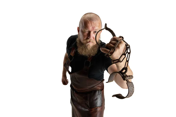 Hombre calvo barbudo musculoso de cerca, herrero con delantal de cuero o uniforme aislado sobre fondo blanco del estudio. Concepto de trabajo, profesiones retro, poder, belleza, humor — Foto de Stock