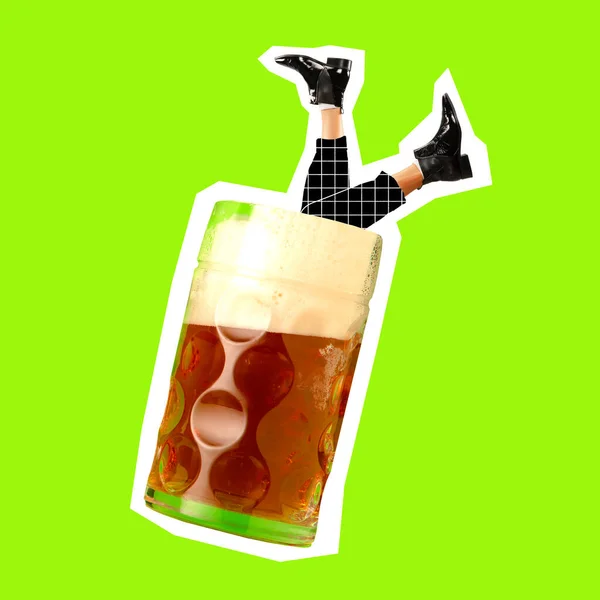 Modern design, hedendaagse kunst collage. Inspiratie, idee, trendy urban magazine stijl. Mannelijke voeten verdrinken in liter glas bier op heldere neon groene achtergrond — Stockfoto