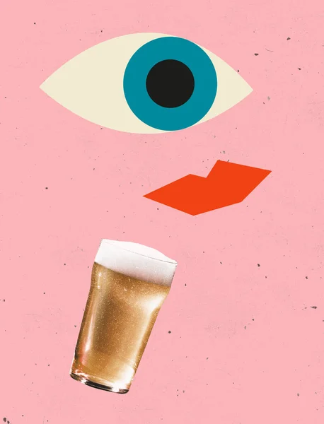 Collage de arte contemporáneo, diseño moderno. Humor de vacaciones. Composición con ojos y labios humanos pintados mirando al vidrio con cerveza espumada sobre fondo rosa. —  Fotos de Stock