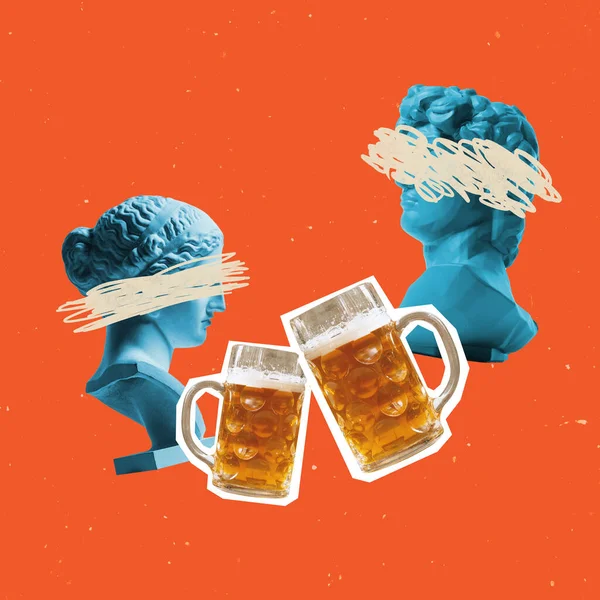 Composição de arte contemporânea com busto de estátuas antigas e dois copos de cerveja leve, lager. Conceito de festival, tradições nacionais, sabor, bebidas e feriados. Surrealismo — Fotografia de Stock