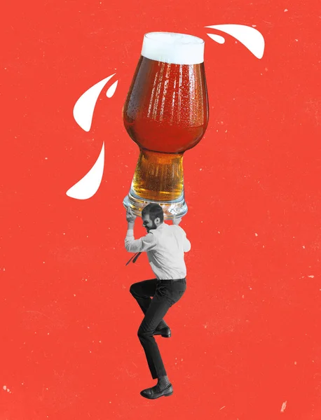 Weekend difficile. Giovanotto, uomo d'affari, impiegato con in mano un enorme bicchiere di birra con lager isolato su sfondo rosso. Vai alla festa, pub — Foto Stock